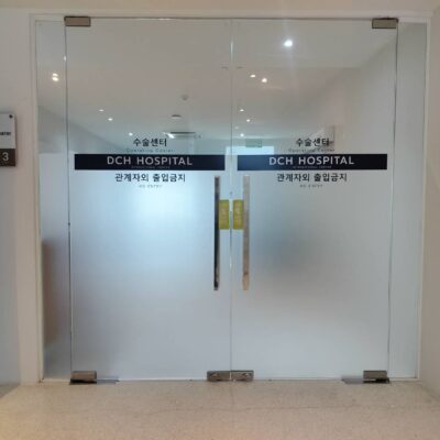 สติ๊กเกอร์ติดกระจกสำนักงาน