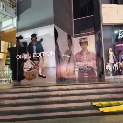 สติ๊กเกอร์ติดกระจกหน้าร้าน