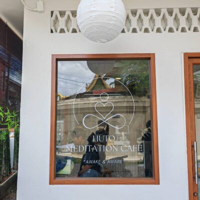 สติ๊กเกอร์ติดกระจกหน้าร้าน