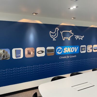 สติ๊กเกอร์ติดผนังโฆษณา