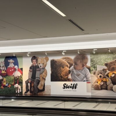 สติ๊กเกอร์ติดผนังโฆษณา