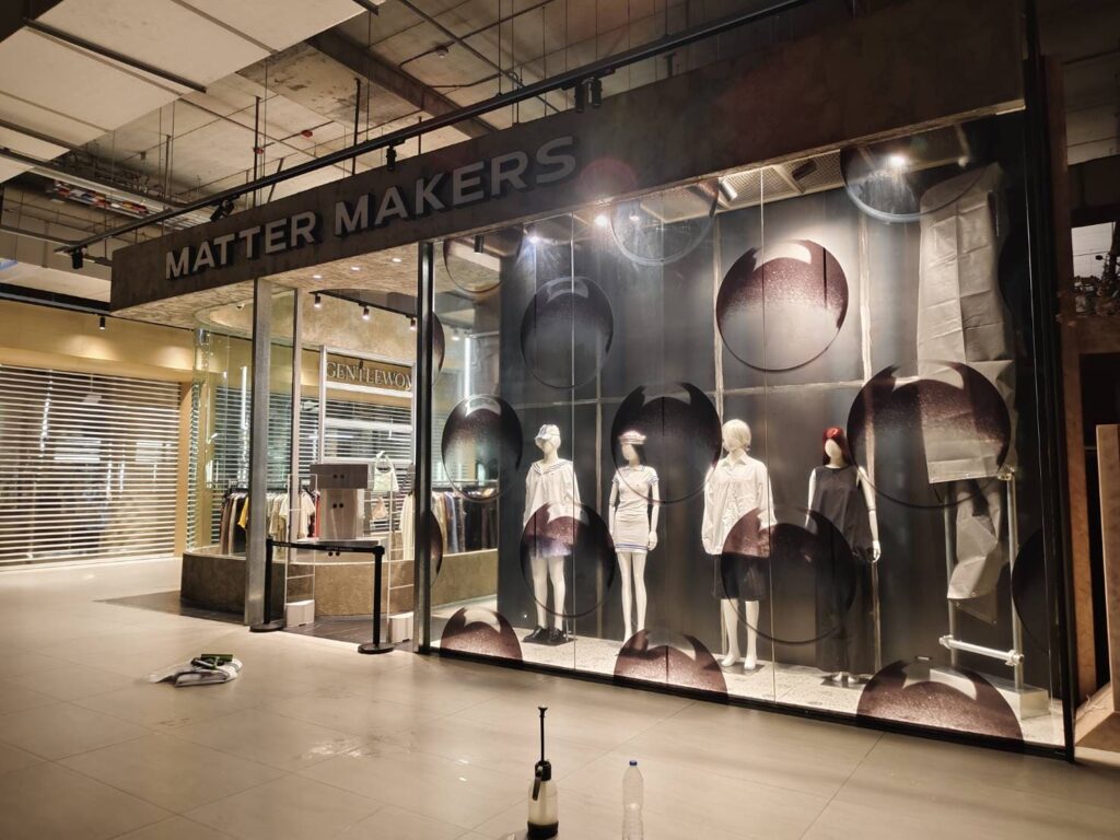 สติ๊กเกอร์ติดกระจก